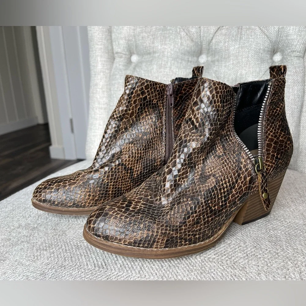 Corkys Boutique Block Heel Shoes Booties Women’s EU 37 Vegan Snakeskin 6.5 - Picture 1 of 4